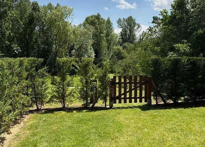 Planta Baja Con Jardin Y Piscina Junto A Llivia Apartman
